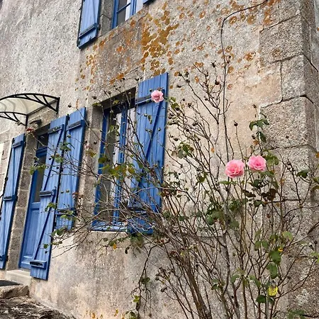 Gite Les Pieds Dans L'Eau 10 Min Du Puy Du Fo Treize-Vents Exterior photo