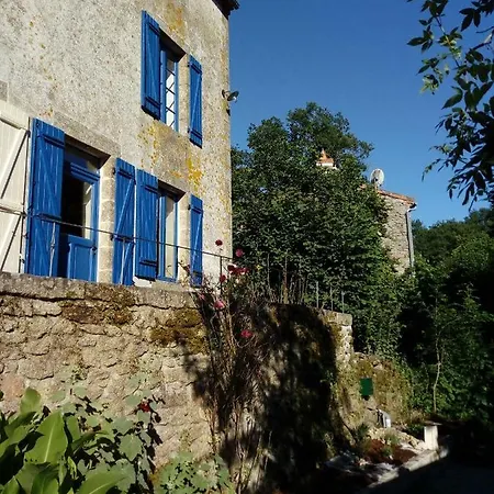 Gite Les Pieds Dans L'Eau 10 Min Du Puy Du Fo Treize-Vents Exterior photo